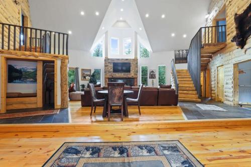 Spacious 7BR Lodge with Hot Tub Sauna and Mtn Views near McCullough Gulch Trailhead