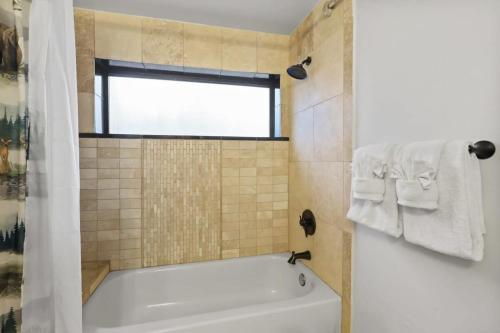 Spacious 7BR Lodge with Hot Tub Sauna and Mtn Views near McCullough Gulch Trailhead