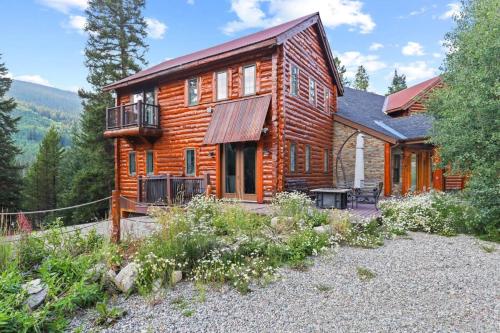 Spacious 7BR Lodge with Hot Tub Sauna and Mtn Views near McCullough Gulch Trailhead