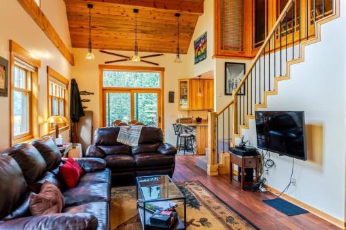 Tranquil 3BR Home Access To Trails and Mtn Views