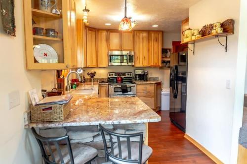 Tranquil 3BR Home Access To Trails and Mtn Views in Blue River, USA