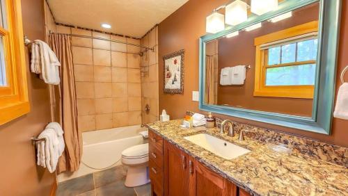 Tranquil 3BR Home Access To Trails and Mtn Views in Blue River, USA