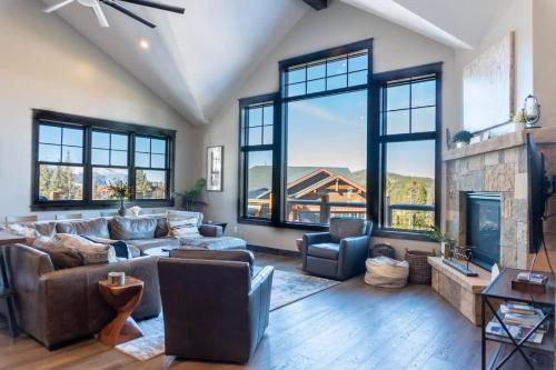 Luxurious 4BR with Hot Tub and Stunning Mountain Views