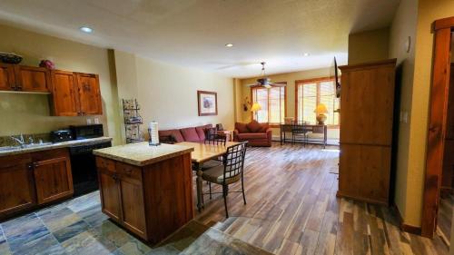 Main St Station Condo with Hot Tub and Parking in Breckenridge, USA