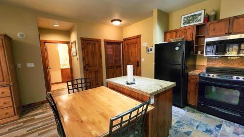 Main St Station Condo with Hot Tub and Parking in Breckenridge, USA