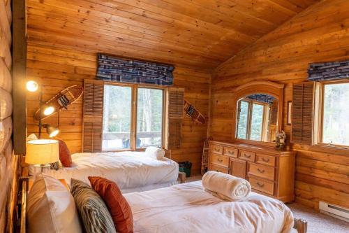 Rustic 3BR Cabin with Scenic Setting Near Breck in Blue River, USA
