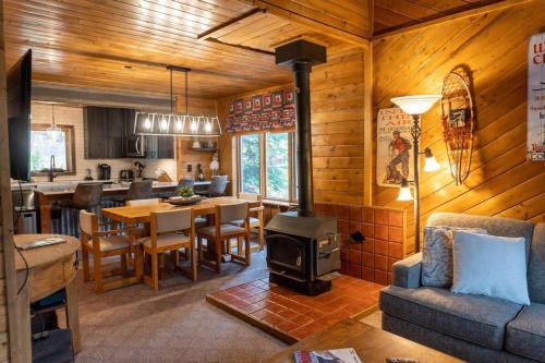 Rustic 3BR Cabin with Scenic Setting Near Breck in Blue River, USA