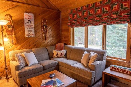Rustic 3BR Cabin with Scenic Setting Near Breck in Blue River, USA