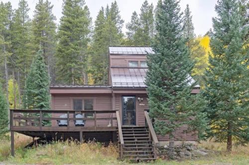 Rustic 3BR Cabin with Scenic Setting Near Breck in Blue River, USA