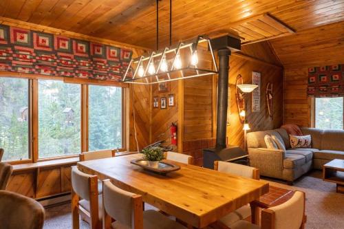 Rustic 3BR Cabin with Scenic Setting Near Breck in Blue River, USA