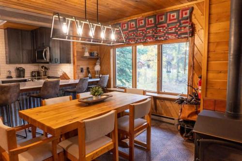 Rustic 3BR Cabin with Scenic Setting Near Breck in Blue River, USA