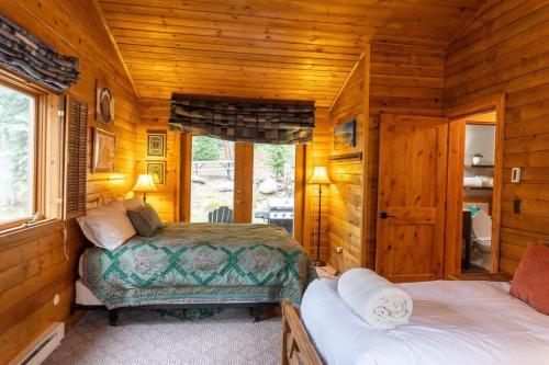 Rustic 3BR Cabin with Scenic Setting Near Breck in Blue River, USA