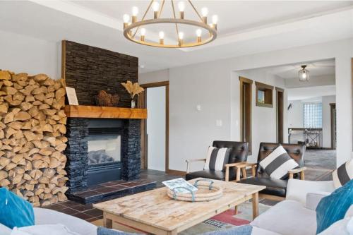2BR Blue River Home withStunning Views in Blue River, USA