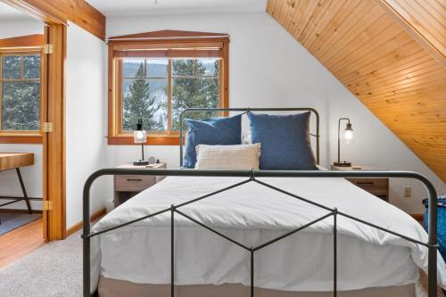 Serene 3BD with Stunning Views and Hot Tub in Breckenridge, USA