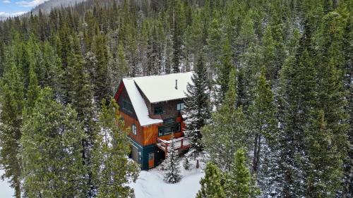 Serene 3BD with Stunning Views and Hot Tub in Breckenridge, USA