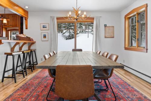 Serene 3BD with Stunning Views and Hot Tub in Breckenridge, USA