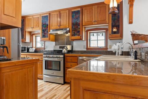Serene 3BD with Stunning Views and Hot Tub in Breckenridge, USA