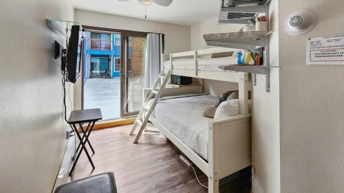 Cozy Studio with Shared Pool -3 Min to Ski Lift, Breckenridge