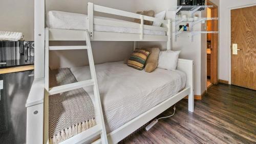 Cozy Studio with Shared Pool -3 Min to Ski Lift in Breckenridge, USA