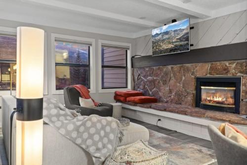 Chic 2BDR Downtown Condo Walk Everywhere in Breckenridge, USA