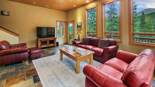 4BR Mountain Retreat with Hot Tub