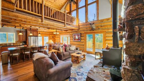 Breck Ski Haven: 4BR with Stunning Views and Hot Tub in Breckenridge, USA