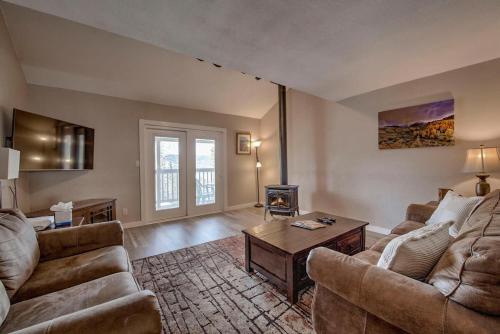 3BD with Mountain Views, Next to Bus Stop! in Breckenridge, USA