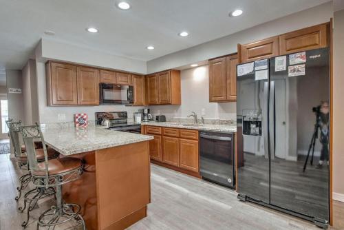 3BD with Mountain Views, Next to Bus Stop! in Breckenridge, USA