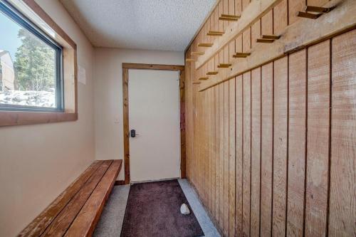 3BD with Mountain Views, Next to Bus Stop! in Breckenridge, USA