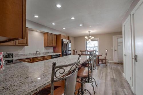 3BD with Mountain Views, Next to Bus Stop! in Breckenridge, USA