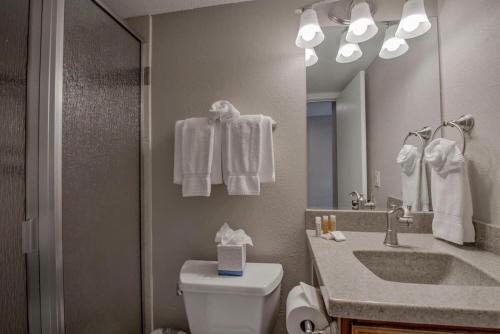 3BD with Mountain Views, Next to Bus Stop! in Breckenridge, USA