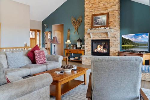 4BR Blue River Retreat with Hot Tub in Blue River, USA