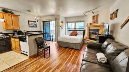 Cozy Studio Near Slopes & City Life