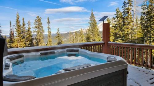 4BR Blue River Retreat with Hot Tub in Blue River, USA