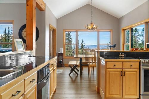4BR Blue River Retreat with Hot Tub in Blue River, USA