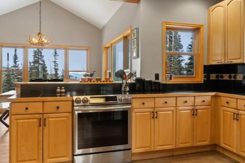 4BR Blue River Retreat with Hot Tub in Blue River, USA