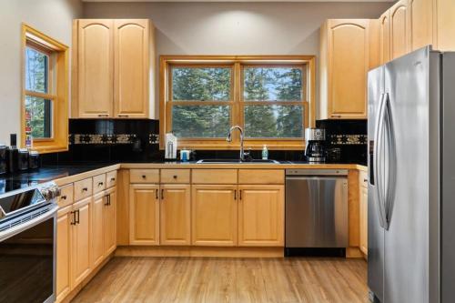 4BR Blue River Retreat with Hot Tub in Blue River, USA