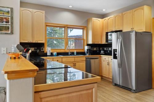 4BR Blue River Retreat with Hot Tub in Blue River, USA