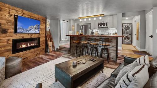 Stylish 2BD 5 Min to Ski Lift and Downtown