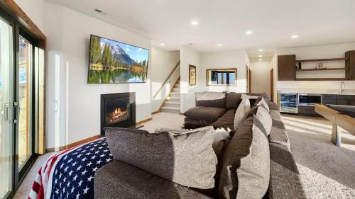 3BR+Loft Modern Mountain Retreat w Hot Tub in Alma, USA