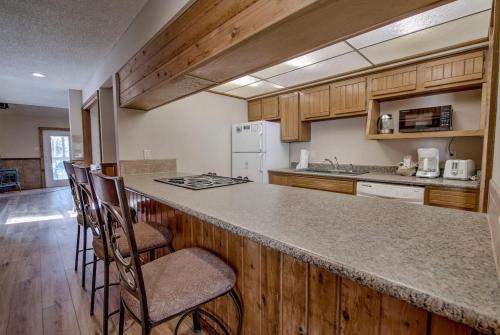3BD Retreat with Sauna and Free Bus Stop Steps Away in Breckenridge, USA