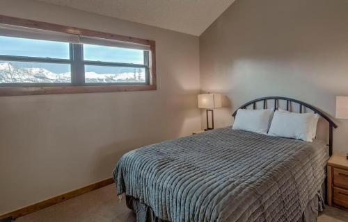 3BD Retreat with Sauna and Free Bus Stop Steps Away in Breckenridge, USA