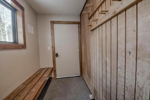 3BD Retreat with Sauna and Free Bus Stop Steps Away in Breckenridge, USA