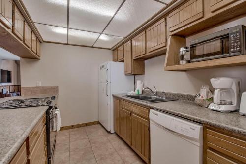 3BD Retreat with Sauna and Free Bus Stop Steps Away in Breckenridge, USA