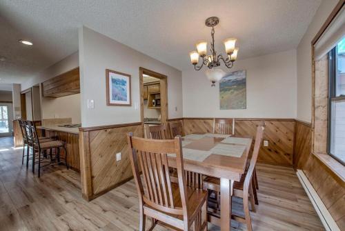 3BD Retreat with Sauna and Free Bus Stop Steps Away in Breckenridge, USA