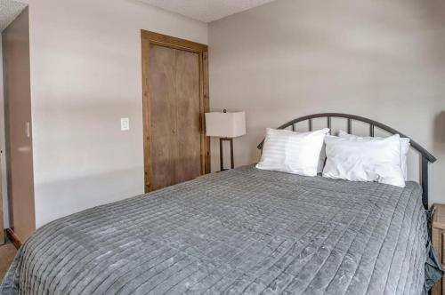 3BD Retreat with Sauna and Free Bus Stop Steps Away in Breckenridge, USA
