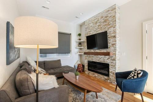 2 BDR Home Roof Deck plus Walk to Broncos and Sloans Lake in West Colfax