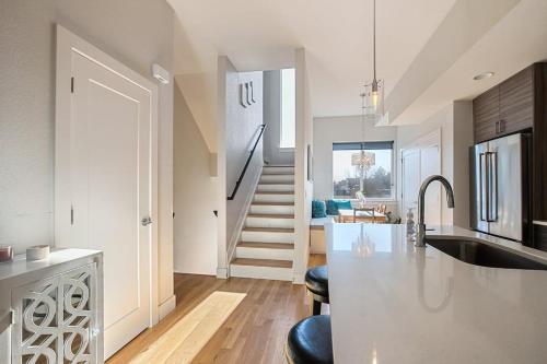 2 BDR Home Roof Deck plus Walk to Broncos and Sloans Lake in West Colfax