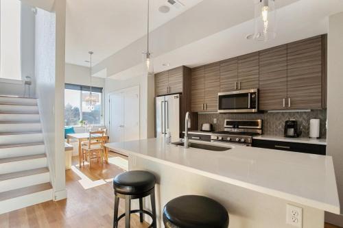 2 BDR Home Roof Deck plus Walk to Broncos and Sloans Lake in West Colfax