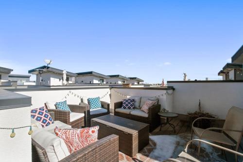 2 BDR Home Roof Deck plus Walk to Broncos and Sloans Lake in West Colfax